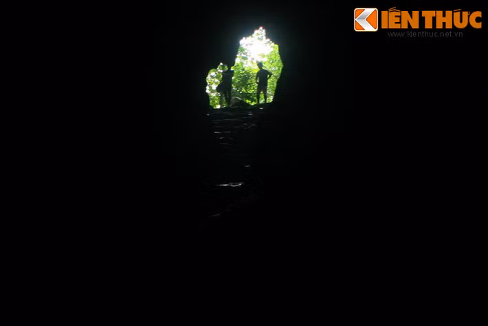 Theo người dân địa phương, từ động Cây Đăng có lối dẫn xuống một khu vực hang động rộng mênh mông, nơi có hàng trăm ngàn con cá sinh sống.