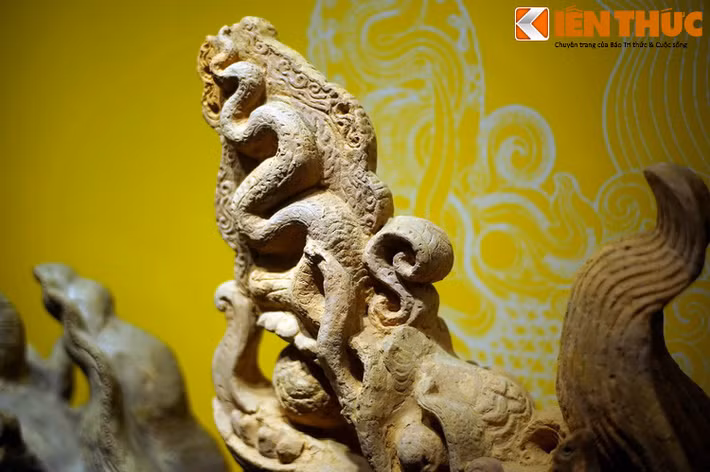 Chiếc đầu rồng nhà Trần được tạo hình với dáng ngẩng cao đầy oai vệ. Phần trên miệng rồng kéo dài ra thành một cái mào như ngọn lửa vươn cao, uốn lượn, vuốt nhỏ dần về cuối – một mô típ đặc trưng của rồng thời Lý – Trần.
