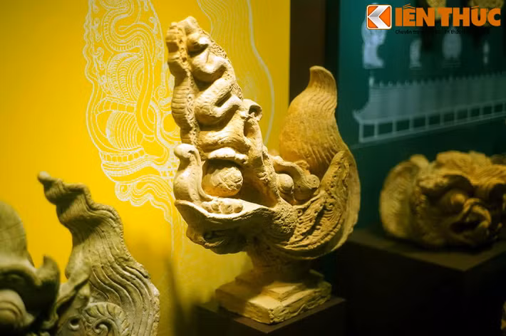 Được tạo tác sắc sảo, chiếc đầu rồng này là một mẫu vật tiêu biểu về hình tượng rồng thời Trần. Về tổng quan, hiện vật thể hiện rõ nét sự kế thừa hình tượng rồng thời Lý, nhưng cũng mang những nét riêng độc đáo.
