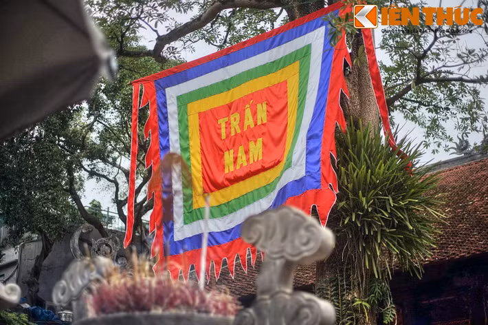 Hội đền và đình Kim Liên được tổ chức vào ngày 16/3 Âm lịch hàng năm. Ngoài lễ chính còn các lễ sóc vọng hàng tháng, lễ Kỳ an và lễ kỷ niệm ngày hoá của thần vào ngày 12/8 Âm lịch.