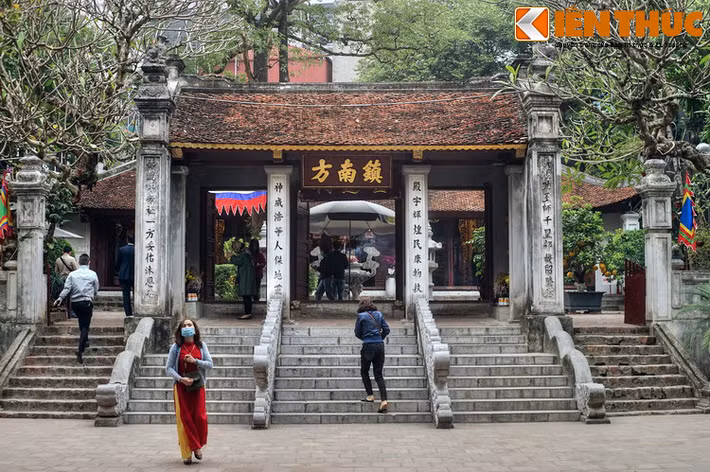 Phần chính của di tích nằm trên gò đất cao, bắt đầu bằng cổng Nghi môn. Cánh cổng này là một nếp nhà ba gian nằm trên chín bậc cao được xây bằng những viên gạch vồ kích thước lớn có từ thời Lê Trung Hưng. Hai bên Nghi môn có hai lối đi phụ.