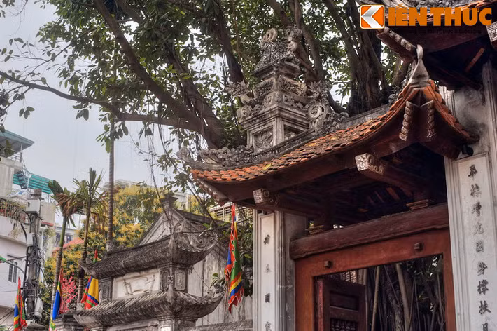 Thuở sơ khai, đền nằm trên một gò đất cao ở phía Đông đầm Kim Liên (nay đầm không còn). Sau này, dân làng Kim Liên đã xây thêm cổng tam quan ở phía trước cổng đền cũ, ngay sát đầm Kim Liên, và bổ sung thêm một số kiến trúc mới, tạo thành đình Kim Liên.