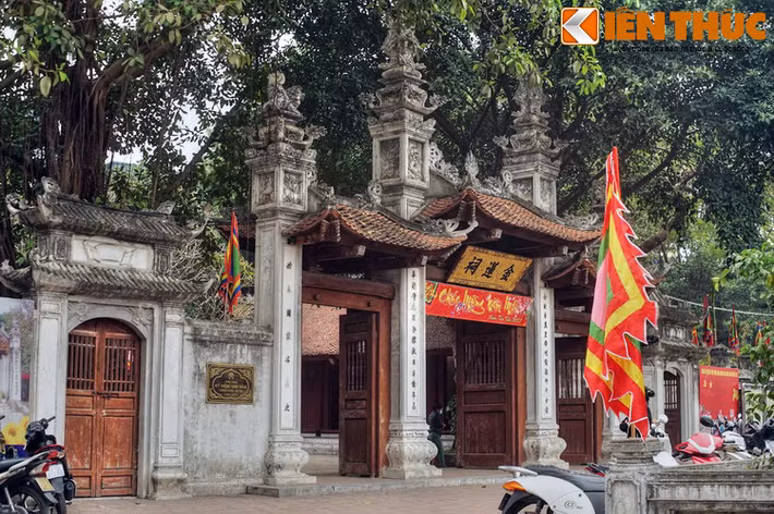 Trong Thăng Long Tứ trấn, đền Kim Liên được xây dựng muộn nhất. Theo văn bia, đền được xây vào năm 1509 dưới triều vua Lê Tương Dực. Vị chủ thần của đền là Cao Sơn Đại Vương, một vị thần trong Tam vị Tản Viên Sơn Thánh.