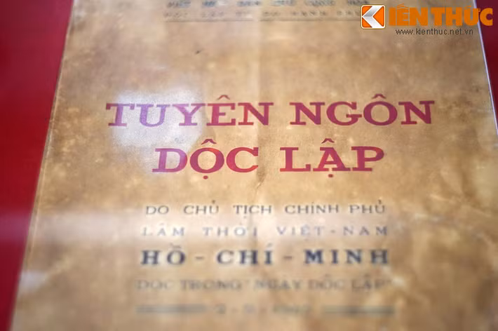 Bản in Tuyên ngôn Độc lập, văn bản tuyên bố với toàn thể nhân dân Việt Nam và bạn bè quốc tế về sự ra đời của nước Việt Nam độc lập. Bản tuyên ngôn khẳng định: "Toàn thể dân tộc Việt Nam quyết đem tất cả tinh thần và lực lượng, tính mạng và của cải để giữ vững quyền tự do, độc lập ấy!".