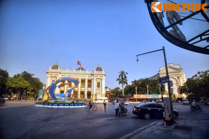Rạng sáng ngày 19/8, từng đoàn người rầm rập từ các cửa ô tiến thẳng về Quảng trường Nhà hát Lớn trong khí thế cách mạng hừng hực. Họ cầm cờ, biểu ngữ, vừa đi vừa hô to các khẩu hiệu: “Toàn dân Việt Nam vùng lên! Vùng lên!”, “Thề đem xương máu quyết chiến đấu! Chiến đấu!”.