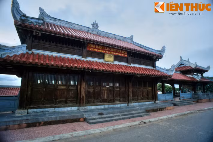 Để ghi nhớ sự hy sinh ấy, dòng sông Thạch Hãn còn được gọi là dòng sông Hoa Đỏ, cái tên tượng trưng cho xương máu của những người ngã xuống ở lứa tuổi đẹp nhất trong cuộc đời con người...