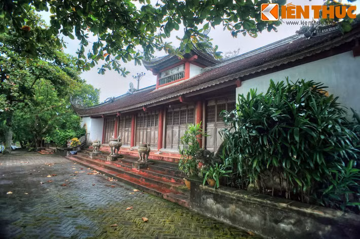 Ngoài tấm bia “Bạch Hào tự phụng tuyên ngọc phả bi kí”, chùa Bạch Hào còn lưu giữ nhiều hoành phi câu đối ca ngợi ba vị cư sĩ Thành hoàng cùng 7 sắc phong niên đại triều Nguyễn, có nội dung sắc phong Thành hoàng, gia tặng mỹ tự cho ba vị cư sĩ trụ trì.