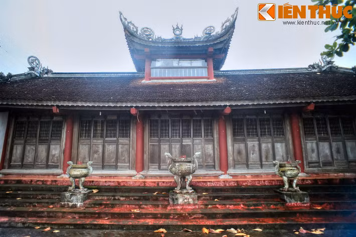 Ngôi chùa này cũng là nơi mang một nét tâm linh độc đáo ít gặp ở các ngôi chùa Việt. Đó là ngoài việc thờ Phật và các vị sư Tổ, chùa còn thờ Thành hoàng làng là ba vị cư sĩ Nguyễn Danh Nguyên, Nguyễn Danh Quang và Lý Đình Khuê.