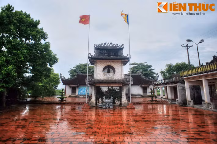 Văn bia có đoạn: “...Vua gọi ông Nguyên là Phổ Hộ cư sĩ, ông Quang là Phổ Tế cư sĩ, ông Khuê là Phổ Lại cư sĩ. Hứa cho chủ trì đạo tràng trong chùa, ngày tháng nhàn nhã. Ba ông lĩnh mệnh, bái tạ công danh, từ bỏ thế tục, theo đường tế độ cùng dân khuyến khích nông tang đắp nền tục tốt, trẻ già trong thôn ai cũng nương nhờ”.