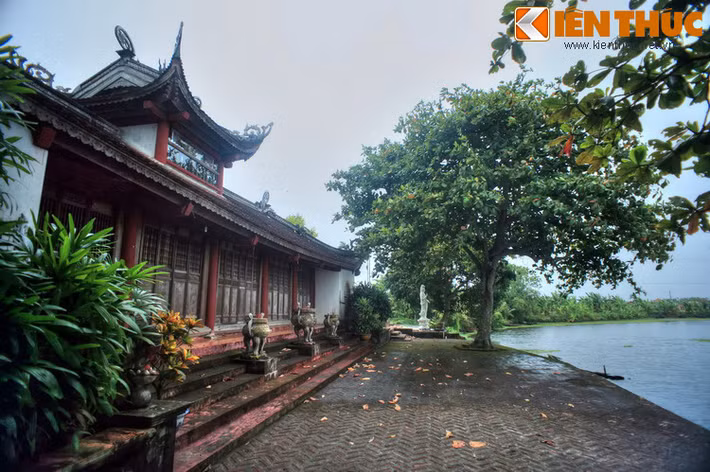 Nằm ở làng Hào Xá, xã Thanh Xá, huyện Thanh Hà, tỉnh Hải Dương, chùa Bạch Hào hay Chùa Hào, Hào Xá có lịch sử hình thành từ thời nhà Lý. Đây là ngôi chùa có phong cảnh hữu tình, mang nhiều nét kiến trúc điển hình của một ngôi chùa cổ vùng đồng bằng châu thổ sông Hồng.