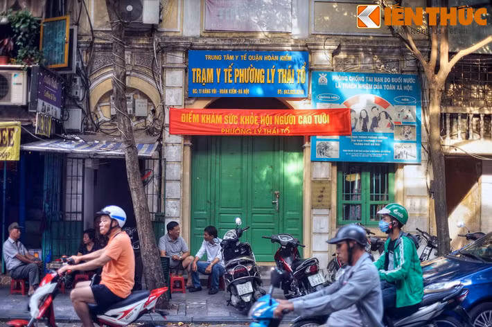 Ngày ấy, cách mấy chục mét về phía Tây, chạy song phố Hàng Vôi là bức tường của lũy đất vòng ngoài kinh thành Thăng Long cũ. Người dân mang vôi tới bán ngay dưới chân lũy, tạo thành một khu chợ vôi nhộn nhịp.