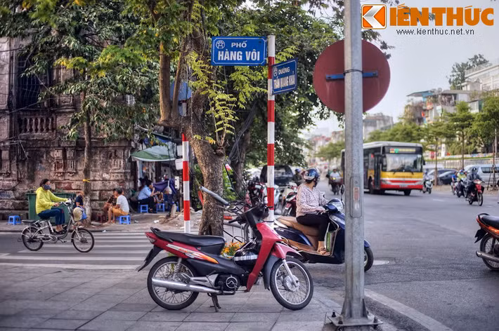 Một nét đặc biệt khiến phố Hàng Vôi khác với các đường phố khác trong 36 phố phường Hà Nội là con phố này còn có một khúc “ruột thừa”, là một một đoạn phố rất ngắn “mọc ra” từ phố chính, thông với đường Trần Quang Khải.
