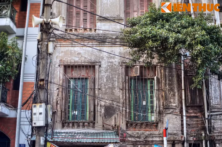 Ngày nay phố Hàng Vôi vẫn còn mang chút dáng dấp của một khu phố Tây của Hà Nội thời thuộc địa, với sự hiện diện của một số công trình tuổi đời trên dưới một thế kỷ.