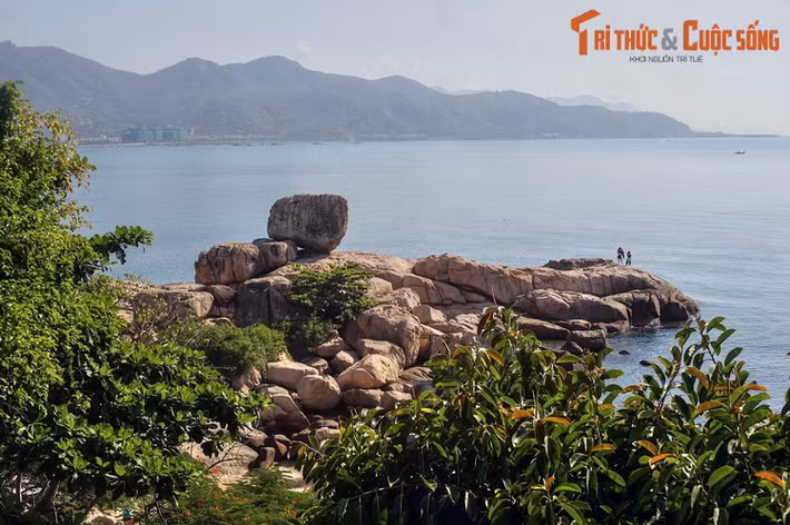 Hòn Chồng - Hòn Vợ là thắng cảnh nổi tiếng nằm bên bờ vịnh Nha Trang. Nơi đây có hai cụm đá lớn nằm trong một bãi đá hình thù độc đáo, hình thành do sự xâm thực của thủy triều lên đồi Lasan.