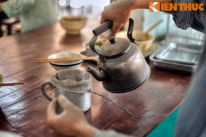 Chủ quán pha cà phê bằng vợt, cách thức pha chế độc đáo vẫn được một số quán ở TP HCM gìn giữ sau nửa thế kỷ.