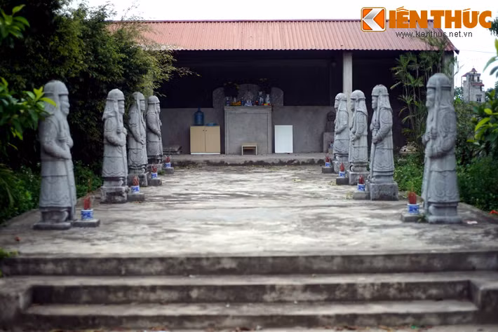 Hàng tượng quan hầu bằng đá ở phế tích đền thờ Quận công Nguyễn Đình Huấn (xã Tiên Hội, Đông Anh, Hà Nội). Nguyễn Đình Huấn là một vị Quận công xuất thân từ quan võ, từng phò tá hai chúa Trịnh Doanh và Trịnh Sâm tại phủ chúa ở kinh thành Thăng Long.