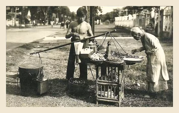 Gánh bán các loại củ, quả ăn vặt ở khu Chợ Lớn xưa. Ảnh: Public Domain.