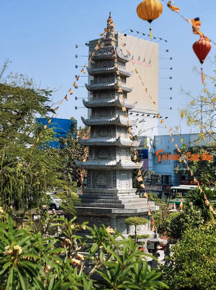 2. Nằm trong khuôn viên tổ đình Vĩnh Nghiêm (339 Nam Kỳ Khởi Nghĩa, Quận 3, TP HCM), tháp đá Vĩnh Nghiêm được khánh thành vào năm 2003, là tòa bảo tháp Phật giáo bằng đá đầu tiên được xây dựng ở khu vực Nam Bộ.