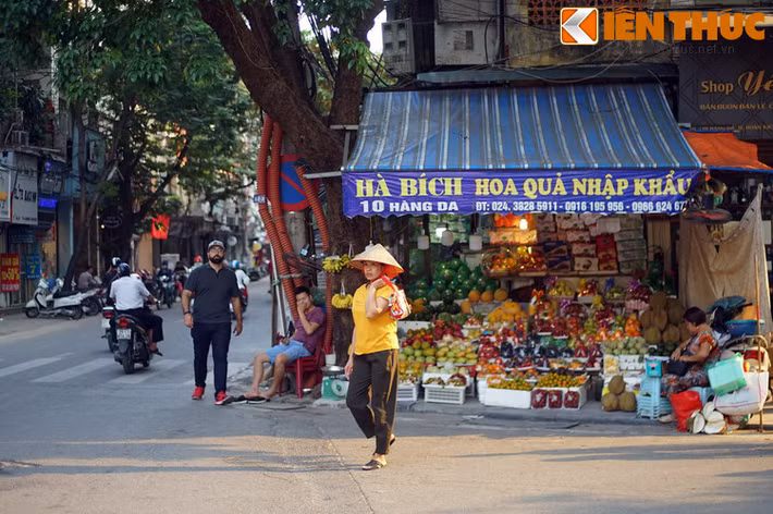 Là một tuyến phố có vị trí đẹp ở khu phố cổ Hà Nội, ngày nay phố Hàng Da thu hút khá nhiều du khách trong và ngoài nước đến tham quan và mua sắm mỗi ngày.