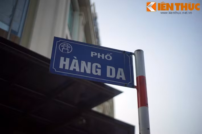 Tên gọi Hàng Da xuất phát từ việc trên phố này là nơi bày bán các loại da trâu, bò thuộc làm nguyên liệu cho các xưởng làm đồ da ở các phố lân cận và nhà máy Thuộc da Thuỵ Khuê. Tên Hàng Da được đặt chính thức vào những năm đầu thế kỷ 20, khi chính quyền thành phố sắp đặt lại tên phố.