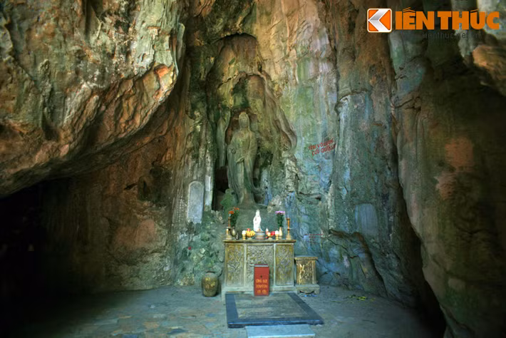 Bên ngoài động Huyền Không là động Hoa Nghiêm, nơi có tấm bia Phổ Đà Sơn Linh Trung Phật, một cổ vật quý hiếm của Việt Nam.