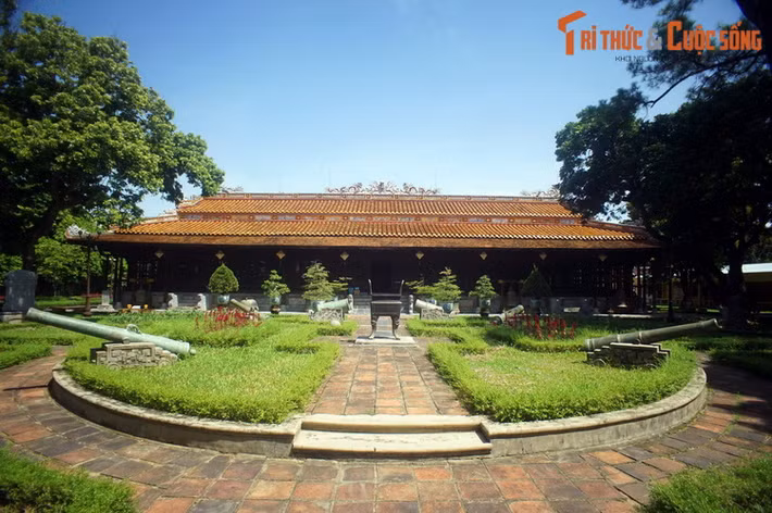 1. Nằm ở phường Phú Hậu, thành phố Huế, Bảo tàng Cổ vật Cung đình Huế có lịch sử hình thành từ năm 1923, là một trong những bảo tàng lâu đời nhất Việt Nam. Tòa nhà chính của Bảo tàng là điện Long An, một trong những cung điện đẹp nhất của nhà Nguyễn.
