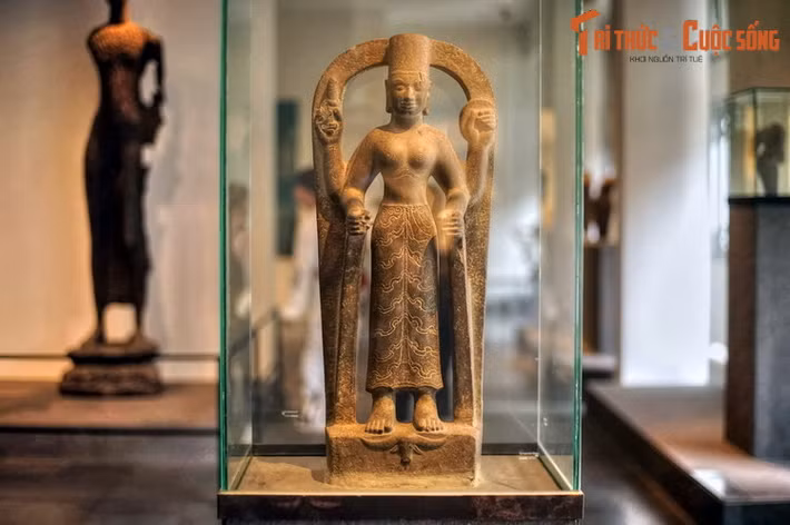 9. Bảo vật quốc gia - tượng nữ thần Durga có niên đại vào khoảng thế kỷ 7-8, thuộc nền văn hóa Óc Eo. Trên bệ tượng này có hình một đầu trâu với cặp sừng dài, qua đó các nhà nghiên cứu có thể xác định tượng tạc hình thần Durga, một nữ thần quan trọng trong đạo Hindu.
