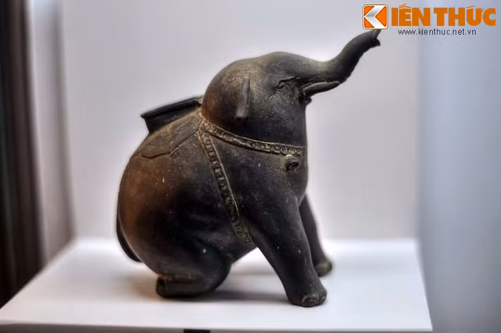 Ấm hình voi bằng đồng thuộc triều đại Tây Sơn, cuối thế kỷ 18, hiện vật của Bảo tàng Lịch sử TP HCM. Dù chỉ tồn tại trong một thời gian rất ngắn (1778 - 1802), triều đại Tây Sơn đã để lại những dấu ấn vĩ đại trong lịch sử dân tộc Việt Nam.