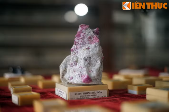 Có sức hút đặc biệt là các loại đá quý như ruby thạch anh, sapphire, topaz, thạch anh... với hình dáng, kích thước, màu sắc rất đa dạng.