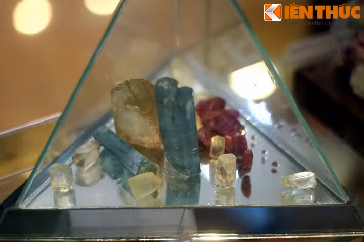 Các mẫu đá quý và bán quý như aquamarine, topaz, ruby, thạch anh... được thu thập tại Lục Yên, Yên Bái - thủ phủ đá quý của Việt Nam - năm 1992.