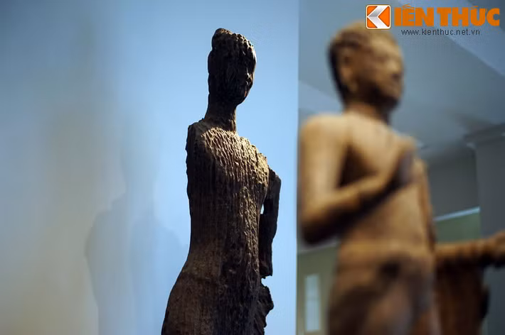 Hai tay tượng đã mất, nhưng theo kiểu mẫu các tượng Phật Óc Eo từng được tìm thấy, có lẽ tượng nguyên bản có hai tay đưa ra phía trước.