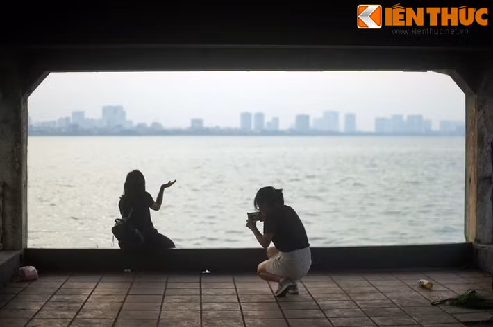 Từ nhà ga, du khách sẽ bước lên những chiếc máy bay đang chờ ở “đường băng” – mặt nước mênh mông của hồ Tây. Không có nhiều tư liệu đề cập chi tiết về hoạt động của sân bay thủy phi cơ ở hồ Tây, nhưng chắc chắn là nơi này chỉ phục vụ cho các quan chức Pháp hoặc những người thuộc giới thượng lưu trong xã hội thời đó.