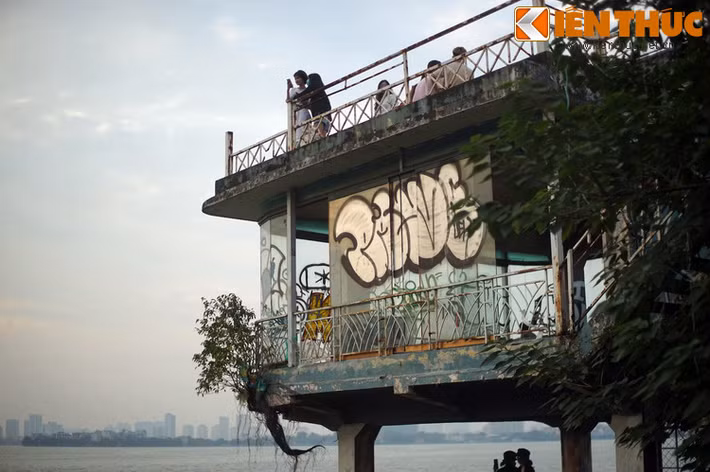 Có thông tin cho rằng vua Bảo Đại đã mua lại cơ sở này vào thập niên 1930 để phục vụ cho thú chơi thủy phi cơ của mình. Được biết, lúc sinh thời ông vua cuối cùng của nhà Nguyễn từng sở hữu hai chiếc thủy phi cơ hiện đại nhất thời đó, hiệu Sealand và Sea Otters.