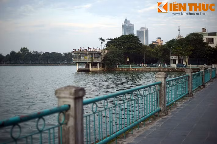 Tại Hà Nội, hồ Tây với diện tích mặt nước rất rộng lớn là địa điểm lý tưởng để xây dựng sân bay thủy phi cơ. Khoảng những năm 1920, chính quyền thuộc địa cho xây dựng Sở Thủy cơ, thực chất nó là một sân bay, bao gồm một kho chứa máy bay nằm ở địa điểm mà ngày nay là sân vận động của trường Chu Văn An.