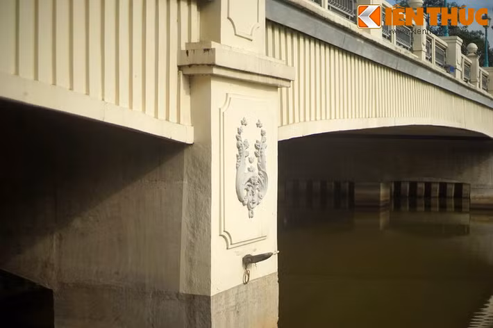 Thuở sơ khai, cầu được gọi là cầu Cao Miên, tương truyền do một vị phó vương Cao Miên (Khmer) đang xin tá túc tại khu vực này cho xây dựng. Vùng đất quanh cầu Bông thời ấy có khá nhiều người Khmer sinh sống.