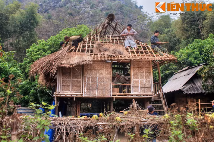 Người Thái vẫn dựng nhà sàn để ở theo phong tục truyền thống. Những ngôi nhà này được xây dựng theo lối thủ công, sử dụng các nguyên vật liệu địa phương.