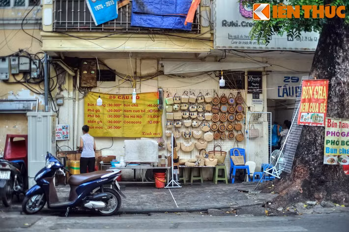 Đến đầu thế kỷ 20, phố Cầu Gỗ còn có thêm một nghề mới và khá đặc biệt: nghề đóng xe tay – một loại phương tiện giao thông đặc trưng ở đô thị Việt Nam thời thuộc địa.