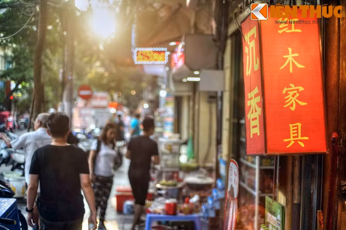 Con phố này từng được biết đến như một địa điểm chuyên bán sơn và các loại dầu cung cấp cho thợ làm tranh sơn mài, gắn thùng gỗ, bả hoành phi, câu đối.