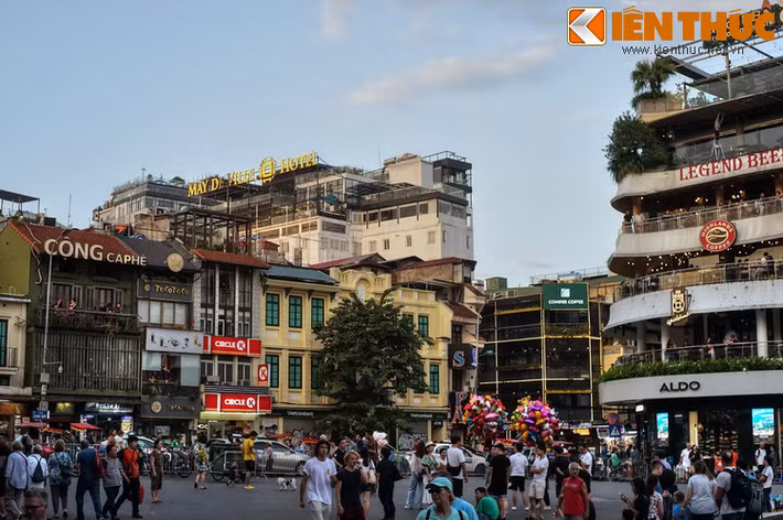 Với sự hấp dẫn của văn hóa vỉa hè sống động cùng vị trí đắc địa gần hồ Gươm, phố Cầu Gỗ đã trở thành một điểm đến hấp dẫn không thể bỏ qua đối với du khách trong và ngoài ở khu phố cổ Hà Nội.