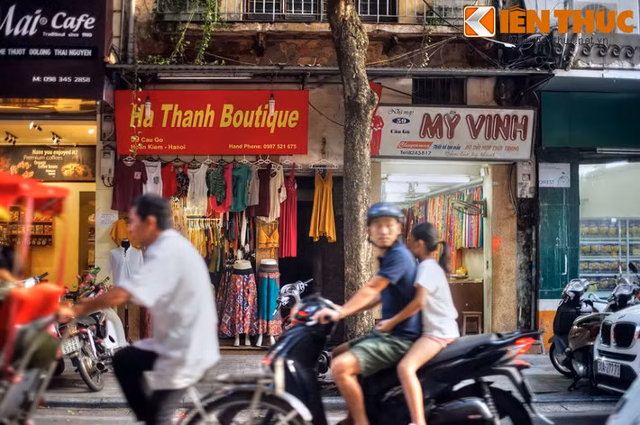 Phố Cầu Gỗ ngày nay đã đổi thay rất nhiều, là khu phố mang nét hiện đại hòa lẫn dáng vẻ cổ kính. Những nghề truyền thống đã biến mất, thay vào đó là sự hiện diện của các cửa hàng thời trang, hiệu sách, hiệu vàng, nhà hàng, khách sạn, quán cà phê, ngân hàng…