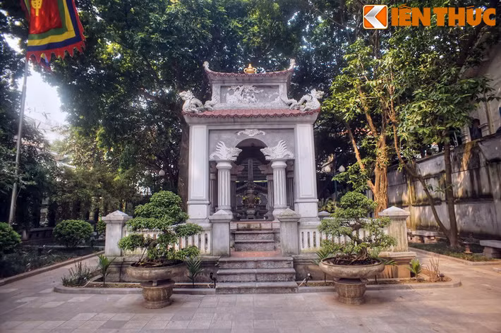 2. Nằm bên bờ Tây hồ Gươm, tượng đài vua Lê Thái Tổ là tượng đài cổ nhất của Hà Nội. Theo sử cũ, khu vực xây tượng đài xưa kia từng có một đền thờ vua Lê Thái Tổ. Đến năm 1894, tượng đài được dựng trên nền đền cũ để tưởng nhớ vua Lê vì Hồ Gươm gắn với truyền thuyết vua trả gươm cho thần Kim Quy.