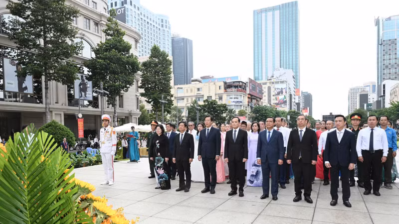  Đoàn đại biểu TPHCM dâng hoa tưởng nhớ Chủ tịch Hồ Chí Minh và Chủ tịch Tôn Đức Thắng