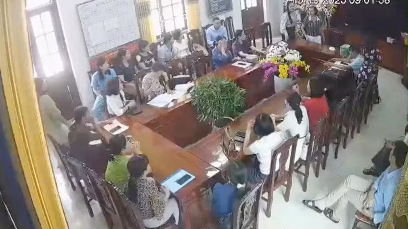 Hiệu trưởng tiểu học Ninh Bình gây sốc với hành vi thiếu chuẩn mực