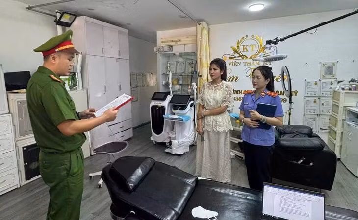 Khởi tố chủ spa thẩm mỹ lừa dối khách hàng, sử dụng hình ảnh giả mạo