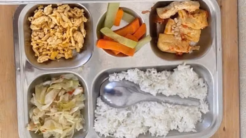 Hà Nội tạm dừng suất ăn bán trú tại nhiều trường do chất lượng kém