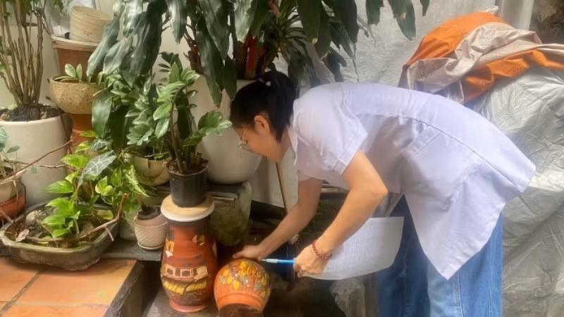 Chỉ cần lật úp dụng cụ chứa nước không sử dụng là góp phần ngăn chặn dịch bệnh. (Ảnh: CDC Hà Nội)
