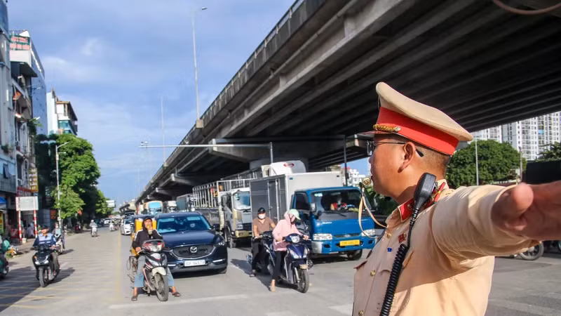 Nhiều tuyến đường Hà Nội ùn tắc cục bộ do dòng phương tiện trở về sau lễ Quốc khánh