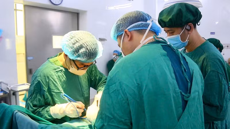 Phẫu thuật thành công cứu bệnh nhân vỡ u cơ mỡ mạch thận nguy hiểm