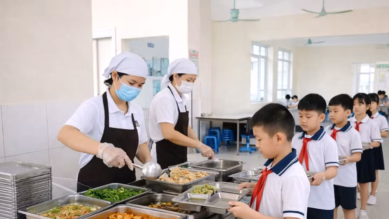 Cơ sở giáo dục phải công khai hình ảnh khay ăn thực tế của học sinh để phụ huynh giám sát