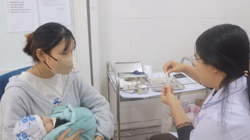 Hà Nội đề xuất hỗ trợ tiền sinh con, kết hôn đúng tuổi